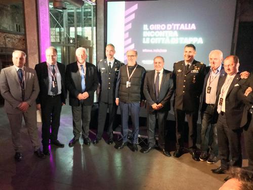 Foto di gruppo per amministratori ed organizzatori coinvolti nelle tappe Fvg del Giro d'Italia 2020